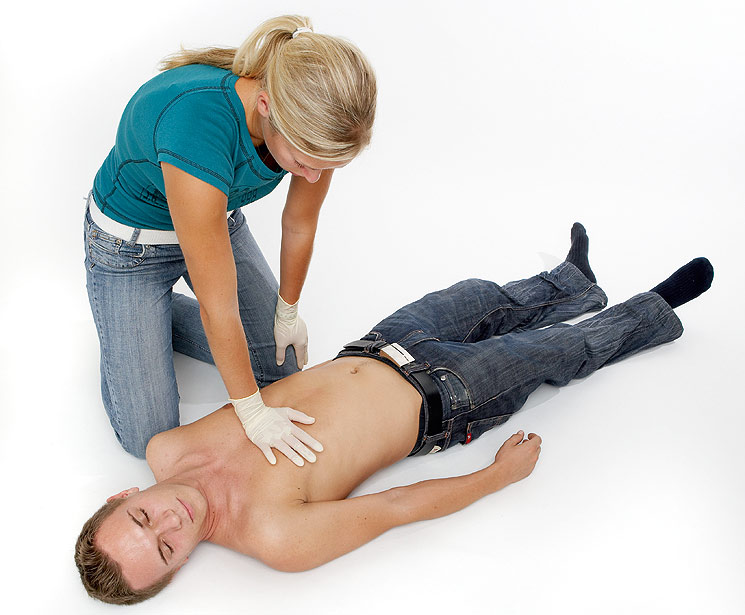 Herzmassage: Die Herzdruckmassage wird in der Mitte des Brustkorbs, direkt auf dem Brustbein durchgeführt.